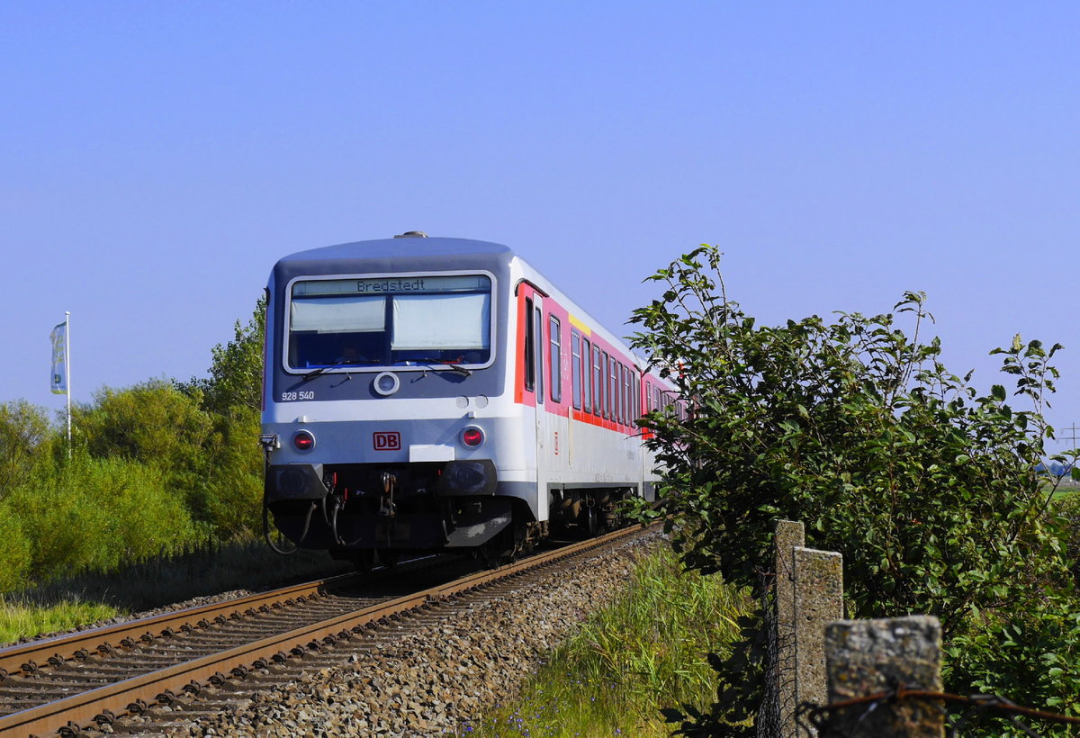 Auch wenn er als Zuggattung sinnlos ist, fotografisch reizvoll ist er trotzdem, der Sylt Shuttle Plus. im Bild: 928 540 am Schluss eines DB-Autozugs Richtung Festland, aufgenommen kurz nach der Durchfahrt in Keitum am 28.8.17.