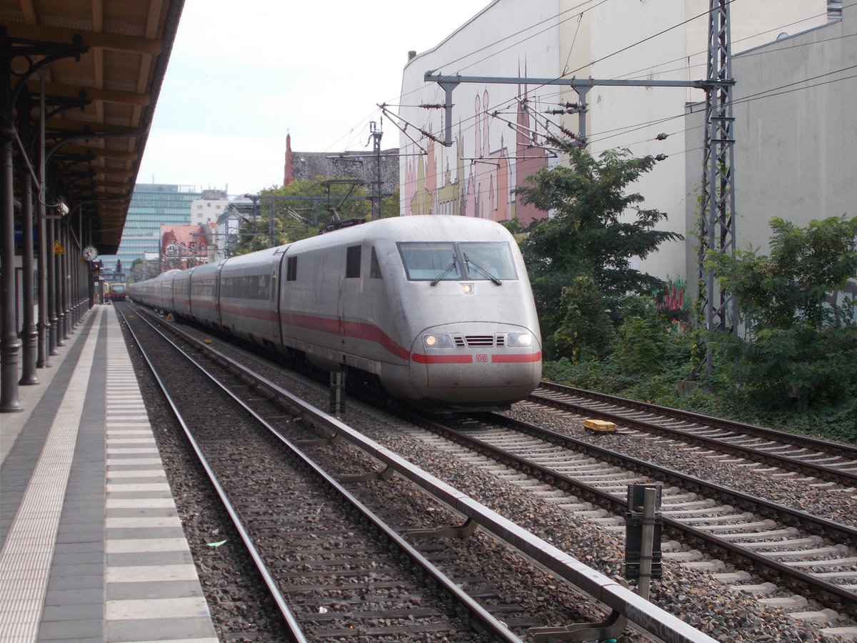 Auch wenn der ICE 1 so langsam in die Jahre kommt,ist dieser immer noch auf der Berliner Stadtbahn anzutreffen.Wie am 23.September 2017 am Savignyplatz.