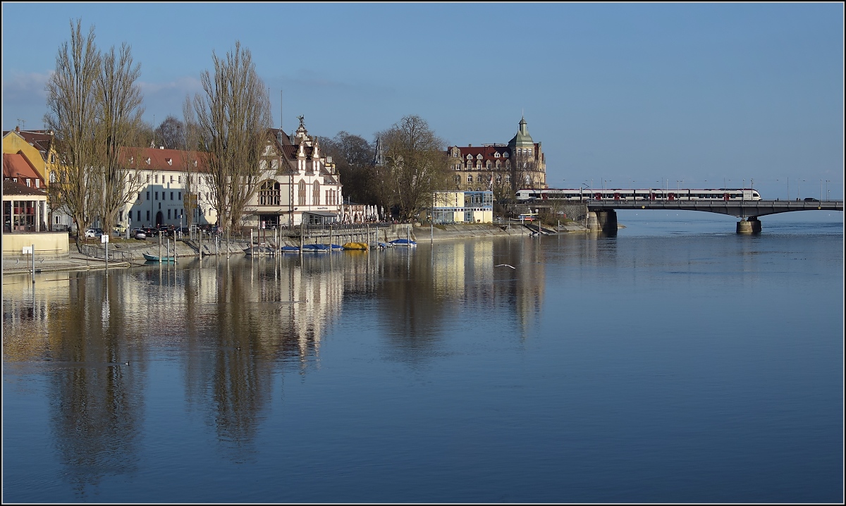 Auch wenn die Kamera gerade bockig war, einen Versuch der Bildrettung war die Stimmung wert. Seehas auf der Konstanzer Rheinbrücke. Februar 2017.