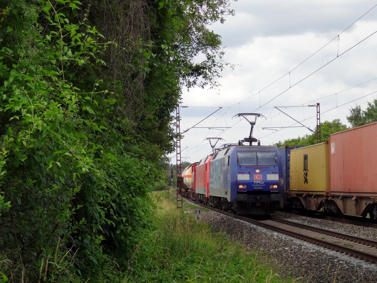 Auch Werbefahrzeuge waren am 17.6.14 im Maintal vertreten. So kam gegen 15:10 auch ein Albatros über die KBS800 gefahren. Leider mit Gegenzugschaden. 
Aufgenommen bei Thüngersheim.