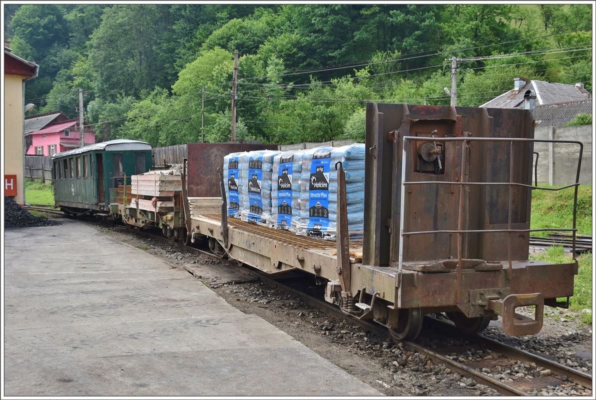 Auch Zement und Bauholz gelangt mit dem Zug ins Wassertal. (13.06.2017)