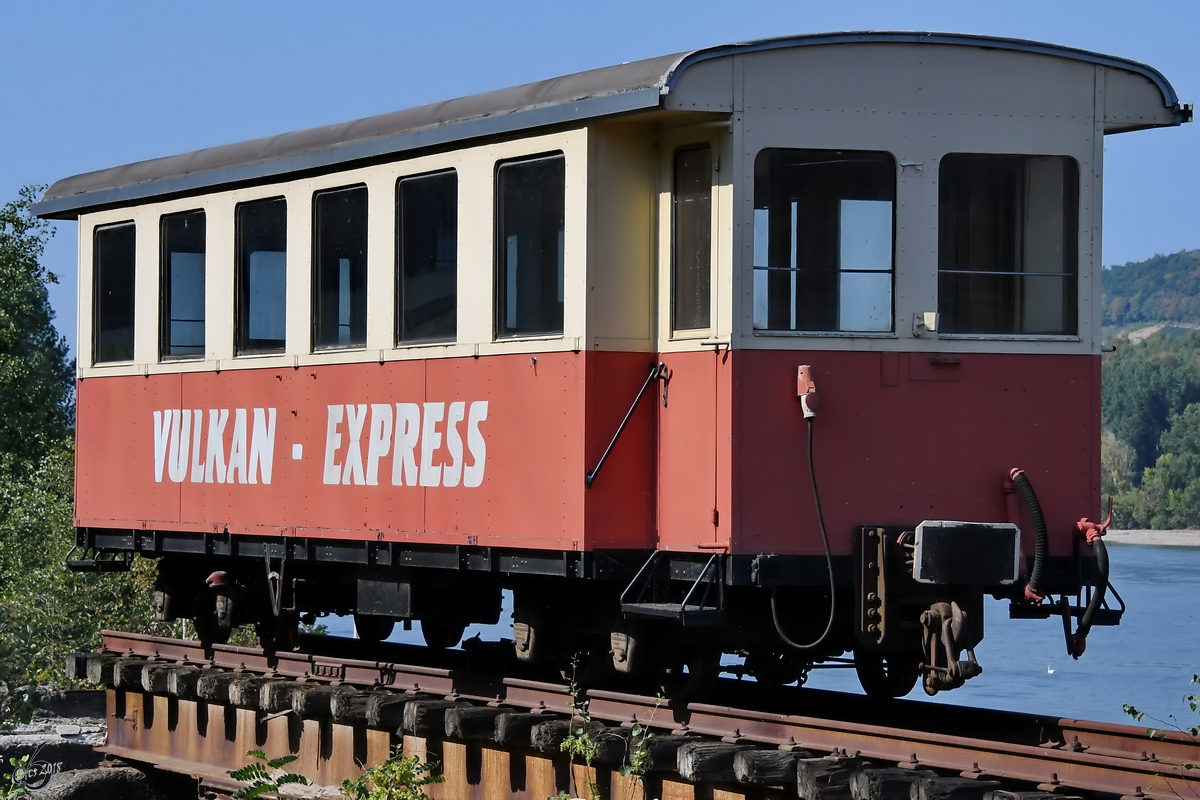 Auf der alten Verladeeinrichtung der Brohltalbahn am Ortseingang von Brohl-Lützing steht ein alter Personenwagen. (August 2018)