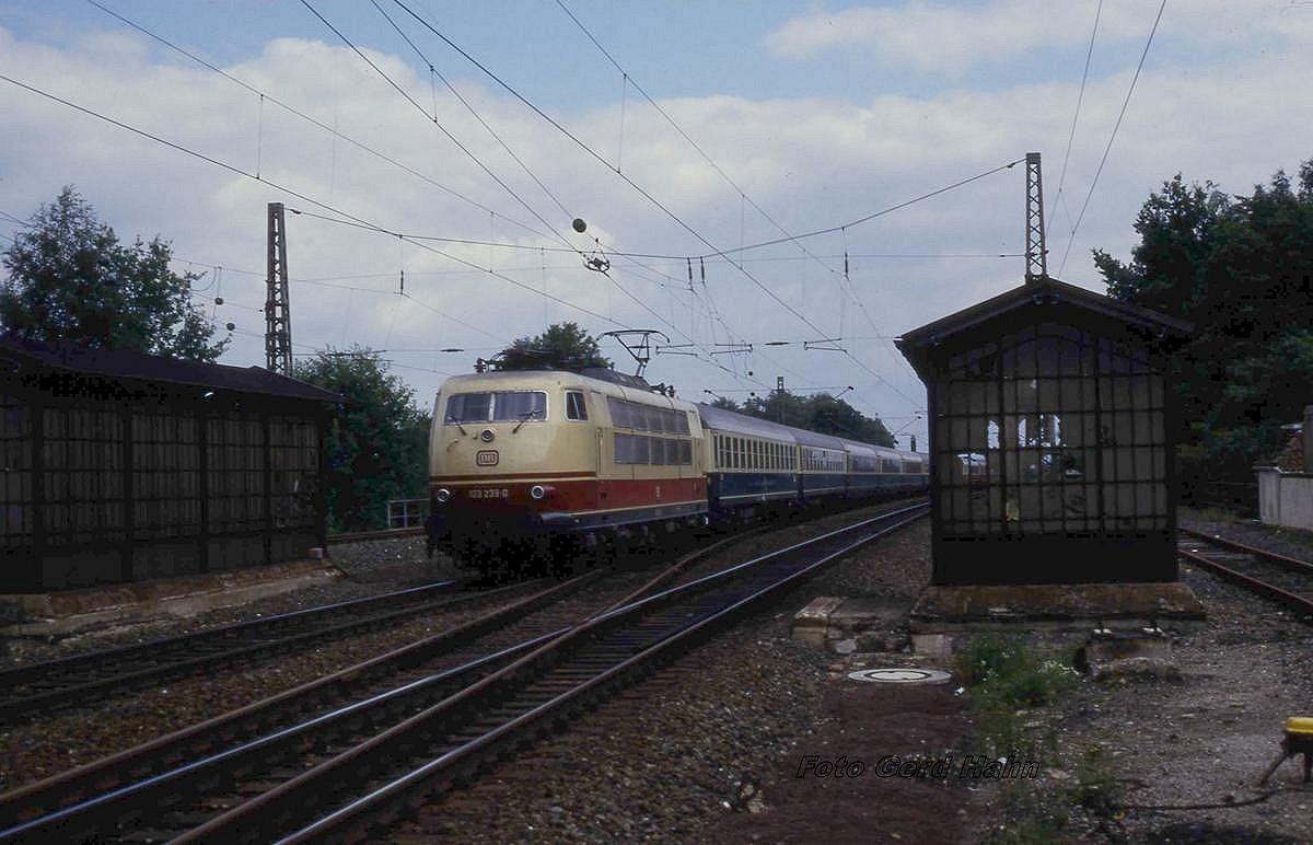 Auf Bergfahrt in Richtung Osnabrück durch den aufgelassenen Bahnhof Ostercappeln fotografierte ich am 15.8.1987 um 14.36 Uhr die 103239 mit dem IC 630 (Theodor Storm).