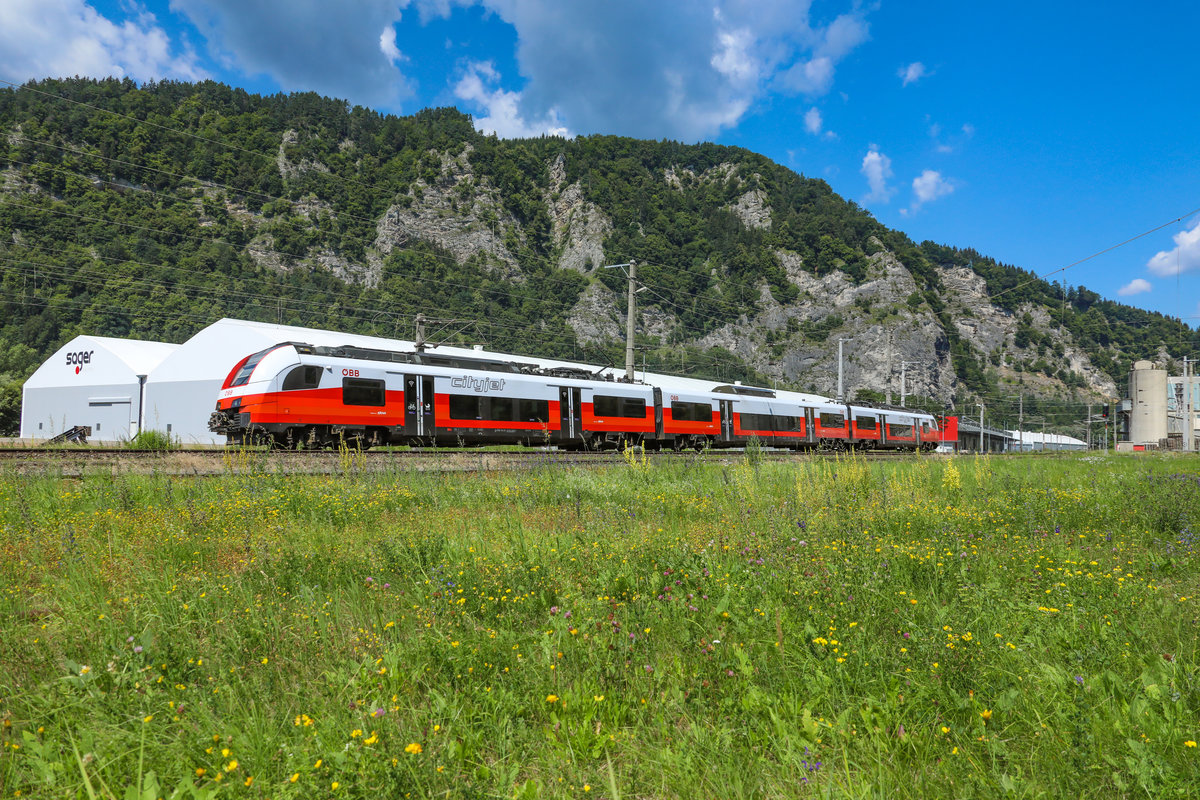 Auf der Blumenwiese ,.....

Die doch sehr Dynamisch wirkenden Cityjet gefallen mir zunehmend , vielleicht auch weil´s fast nix anderes mehr gibt ;-) 

12.07.2018 Peggau Deutschfeistritz