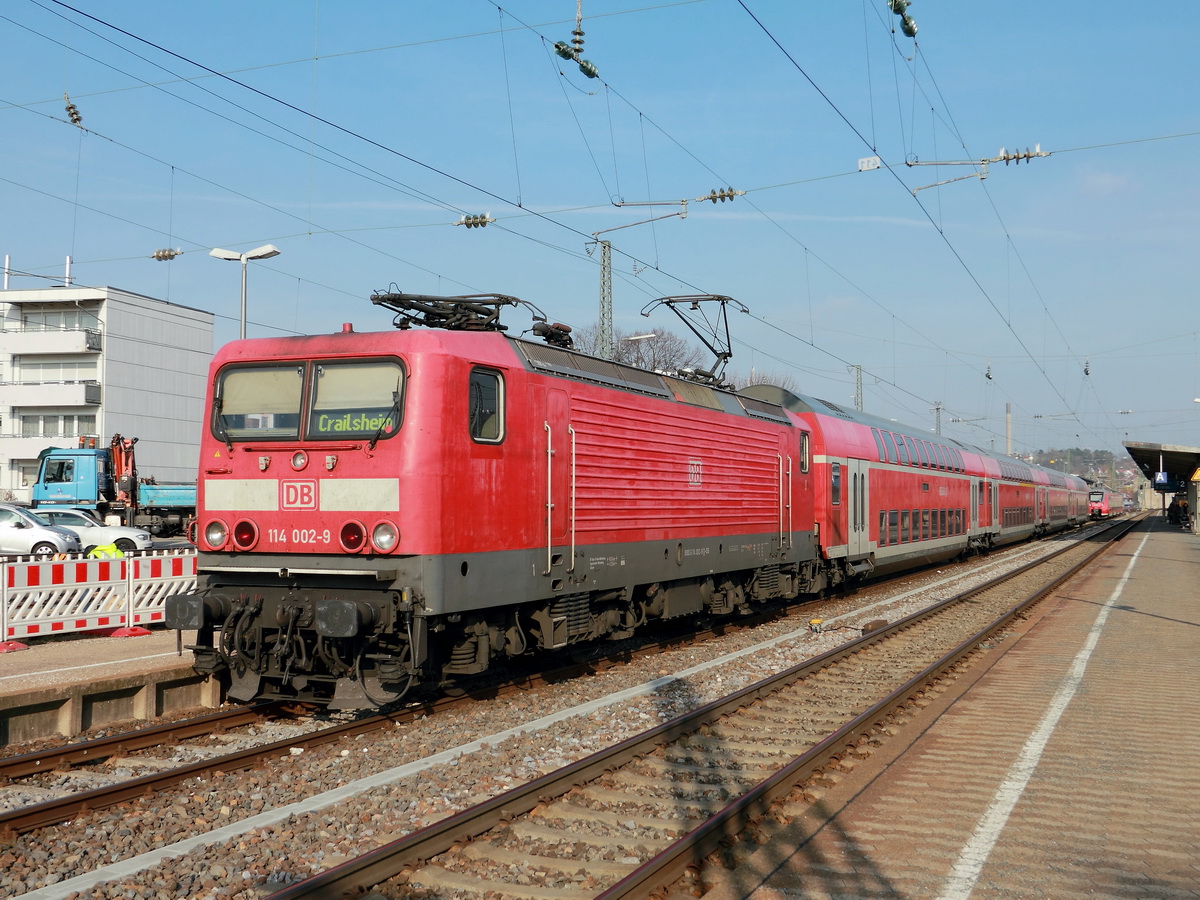 Auf dem Abstellgleis im Bahnhof steht 114 002-9 zum späteren Einsatz als RE 19930 nach Crailshain am 14. März 2017.