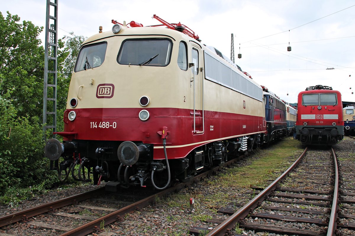 Auf dem Außengelände des DB Museum stand am 18.06.2016 während des Sommerfest in Koblenz Lützel die 114 488-0 (110 488-4) aus Rottweil. Nebenan ist die 111 111 von DB Regio aus Dortmund zu erkennen.