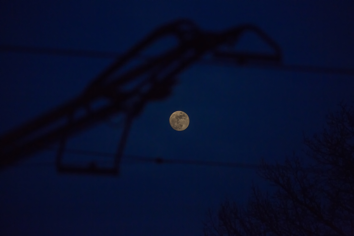 Auf dem Bahnhof Jatznick nimmt der Stromabnehmer vom RE 4 den Mond scheinbar in die Zange. - 09.02.2017 
