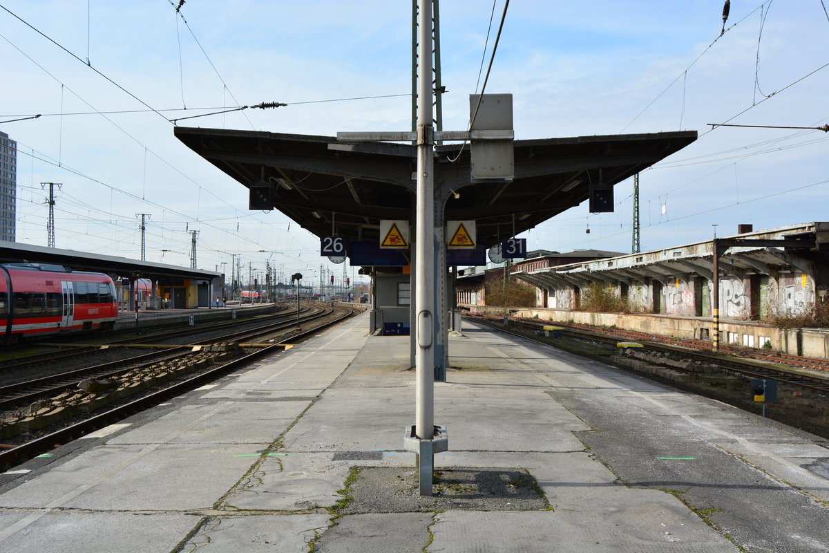 Auf dem Bahnsteig Gleis 26 und 31 hält nur selten ein Zug. Hier enden und beginnen in der Nacht jeweils ein paar wenige Züge. Zudem ist Gleis 31 durch die Bauarbeiten nur von einer Seite zu befahren und mit einer Sh2 Scheibe gesichert. Im Rahmen des Umbaus und Modernisierungsprojekts 1 von 150 werden die Bahnsteige mit Rolltreppen und Aufzügen ausgestattet und werden wohl auch saniert.

Dortmund 25.02.2017