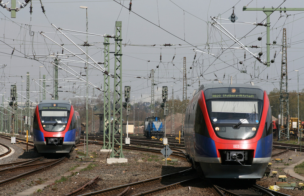 Auf dem Bild sieht man 643 226 und 643 222 sowie einen weiteren euregiobahn-643.2 die sich im Stolberger Güterbahnhof begegnen.
Aufnahmedatum: 24.04.2010