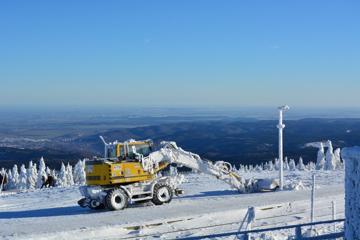 AUf dem Brocken hat es in den Tagen davor mehr als genug gescheit, so dass es mit einer einfachen Schneeschaufel nicht getan war. Hier wurde schweres Geschütz ausgefahren und der Schnee mit einem Zwei Wege Bagger vom Bahnsteig geschaufelt.
Leicht eingescheit steht er an der Brockenstation während man in die fast endlosweite Landschaft schauen kann.

Brocken 06.01.2017
