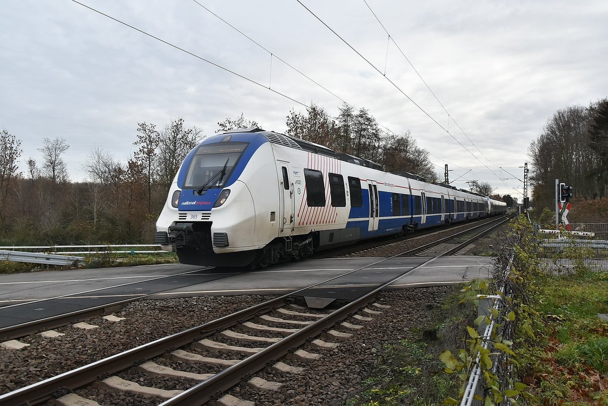Auf dem BÜ Tilmeshof ist ein RE7 NX-Hamsterdoppel gen Krefeld unterwegs am Samstag den 1.12.2018