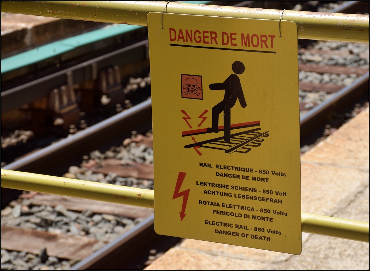 Auf dem europäischen Kontinent wird die Stromschiene eigentlich nur bei U-Bahnen und wenigen S-Bahnen verwendet. Martigny - Saint-Gervais/Le Fayet bildet die Ausnahme. Hier ist die Stromschiene sogar weitgehend offen. Die rauen Winter in der Gegend verlangen eine robuste Bahntechnik. Fällt ein Baum über die Strecke, Strom abschalten, Kettensäge, Strom anschalten, weiterfahren... In den Schweizer Bahnhöfen ist aus Sicherheitsgründen auf Oberleitung umgestellt, in Frankreich bleibt es bei der Stromschiene und deutlichen Hinweisen, im Bahnhofsgelände mit Publikumsverkehr ist die Stromschiene allerdings abgedeckt. Vallorcine, Juli 2017