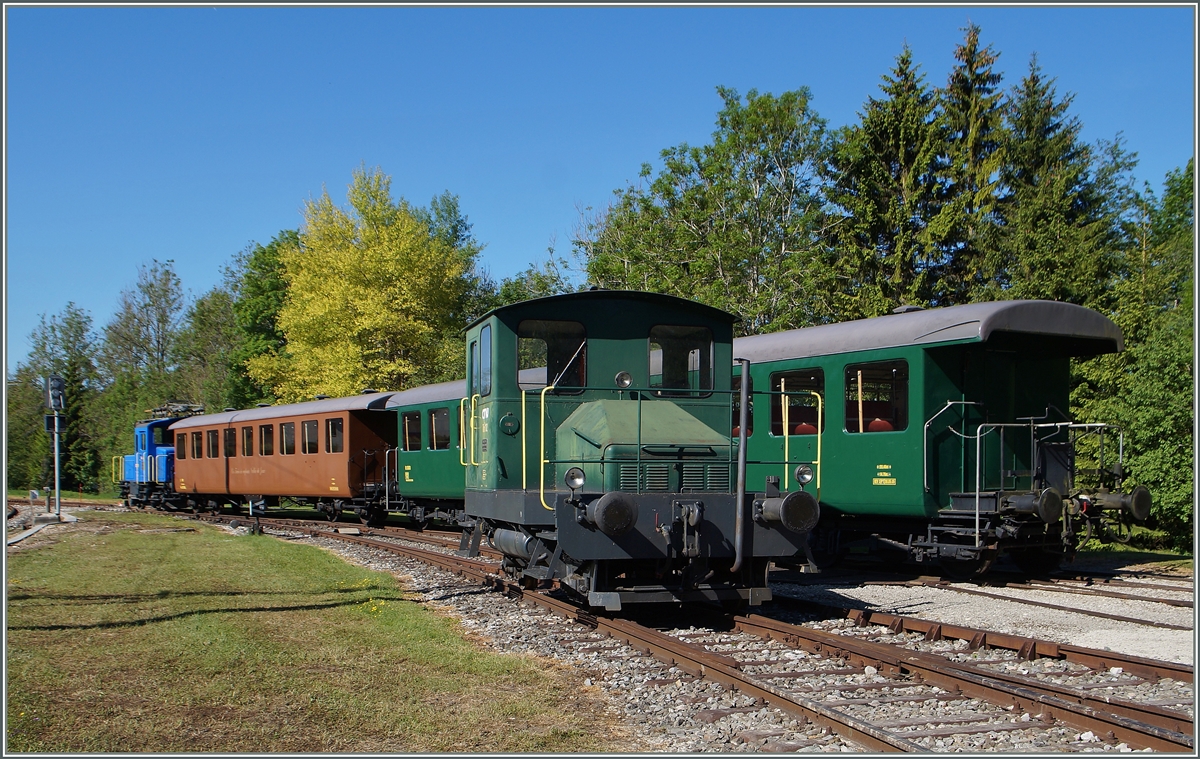 Auf dem frei zugänlichen Museums- und Depot-Gelände der  Compagnie du Train à Vapeur de la Vallee de Joux  in Le Pont konnte ich diesen grünen CTVJ Tm I 102 fotografieren.
3. Juni 2015