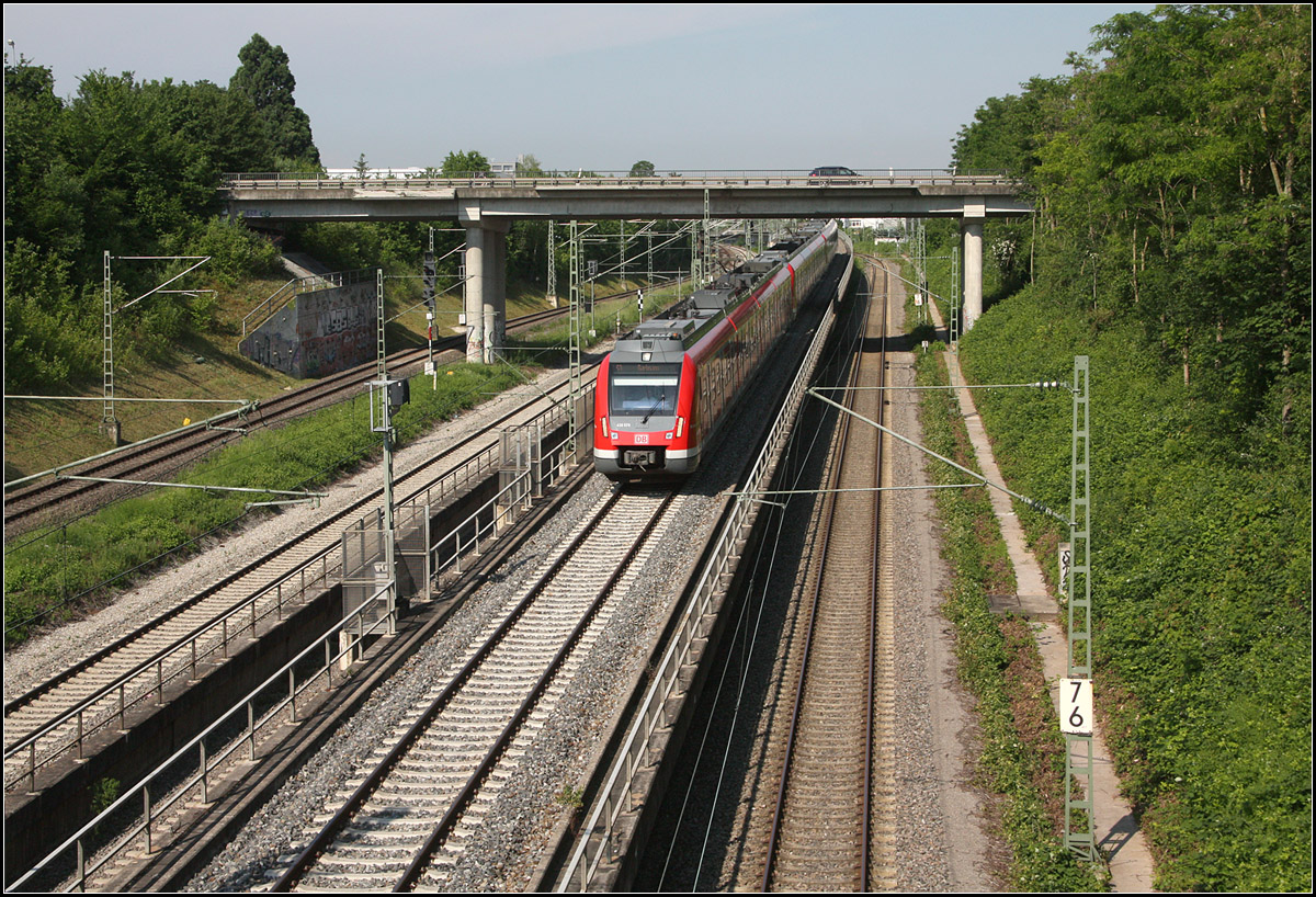 Auf dem Hochgleis der Murrbahn -

Eine S-Bahn auf der Linie S3 Fahrtrichtung Backnang kommt die östliche Rampe des Kreuzungsbauwerkes herunter und wird bald den Bahnhof Waiblingen erreichen.

07.06.2016 (M)