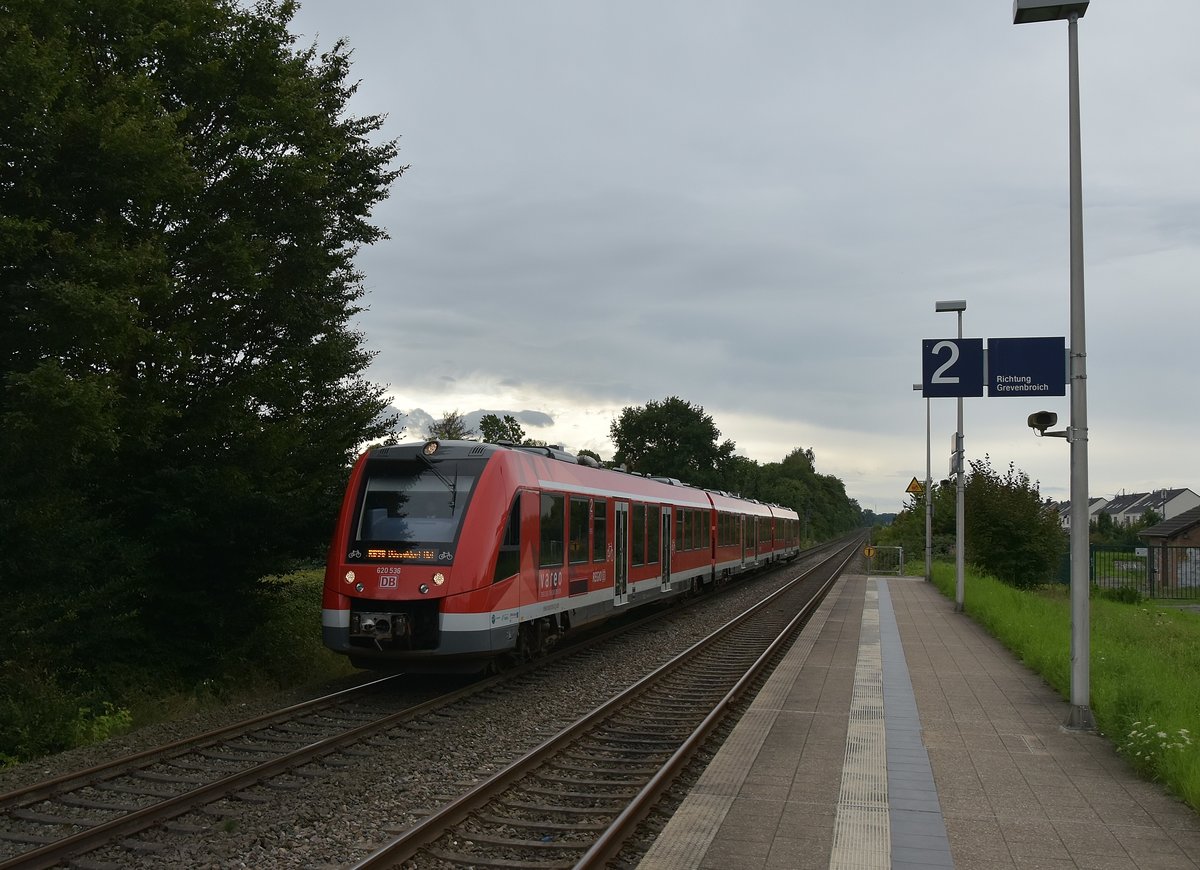 Auf dem RB 38 ist seit dem Unfall eines 644 zwischen Horrem und Glesch ein 620ziger im Triebwagenpool unterwegs. Heute ist es der 620 536 bei seiner Fahrt nach Düsseldorf mir im Bahnhof Kapellen-Wevelinghoven vor die Linse geraten. 17.8.2017