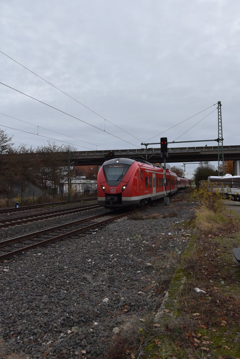 Auf dem Richtungsgleis nach Mönchengladbach werden die Kleineisen gewechselt, darum muss der 1440 825-6 auf dem Richtungsgleis nach Neuss über das Ausweichgleis nach Mönchengladbach fahren. Samstag 1. Dez. 2018