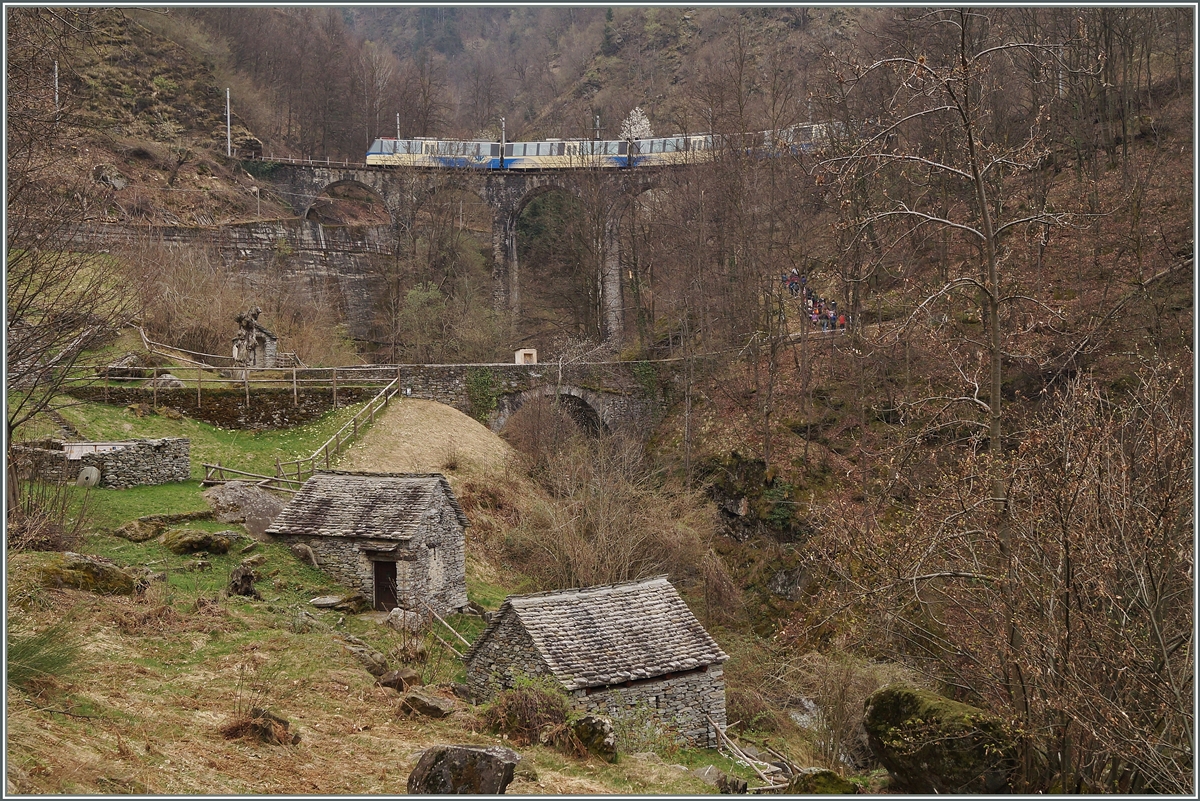 Auf dem Viadukt über den Rio Graglia, bei den Mühlen / Mulini del Rio Graglia ist der SSIF Treno Panoramico D 53 P Richtung Locarno unterwegs.
3. April 2014
