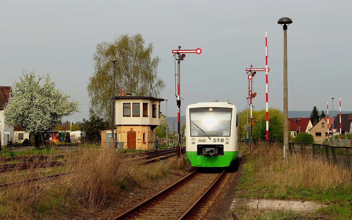 Auf dem Weg von Eisenach nach Meiningen trifft ein Regio-Shuttle der Süd Thüringen-Bahn am 11.04.2014 in Immelborn ein
