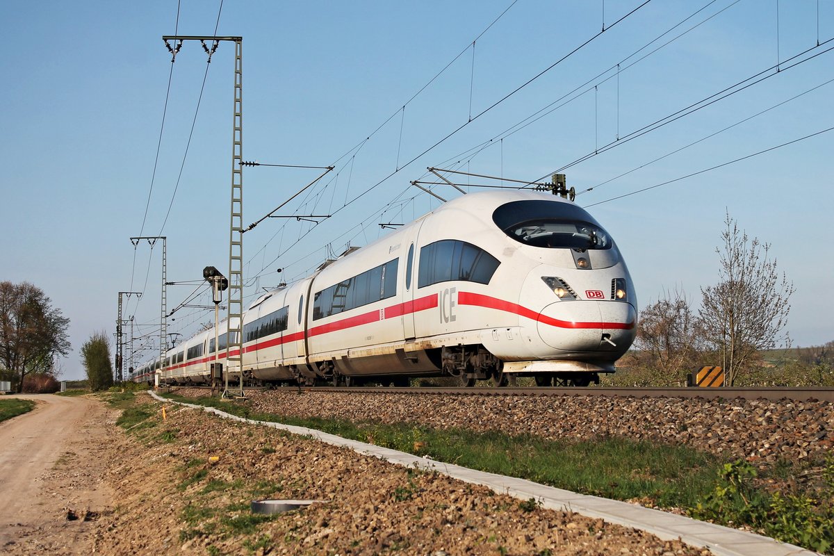 Auf dem Weg nach Basel SBB war am Nachmittag des 06.04.2017 der 403 526-7  Neunkirchen  zusammen mit 403 018-5  Münster (Westf.) , als sie bei Müllheim (Baden) über die KBS 703 fuhren und nur noch wenige Kilometer bis zum Zielbahnhof hatten.