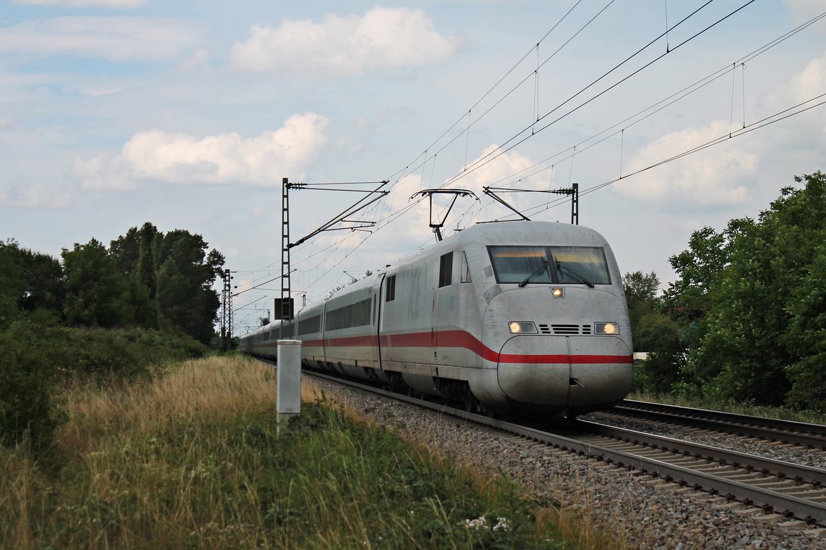 Auf dem Weg nach Basel SBB war am Nachmittag des 22.07.2017 der 402 045-9/401 585-5  Freilassing , als dieser bei Buggingen durchs Rheintal gen Basel fuhr.