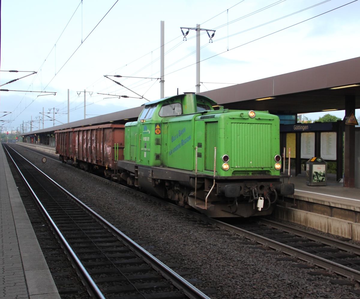 Auf dem Weg nach Hannover drngte sich am Morgen des 30.05.2013 in Gttingen schon die 212 268-7 (V100 01) mit zwei Hochbordwagen am Haken vor die Linse.