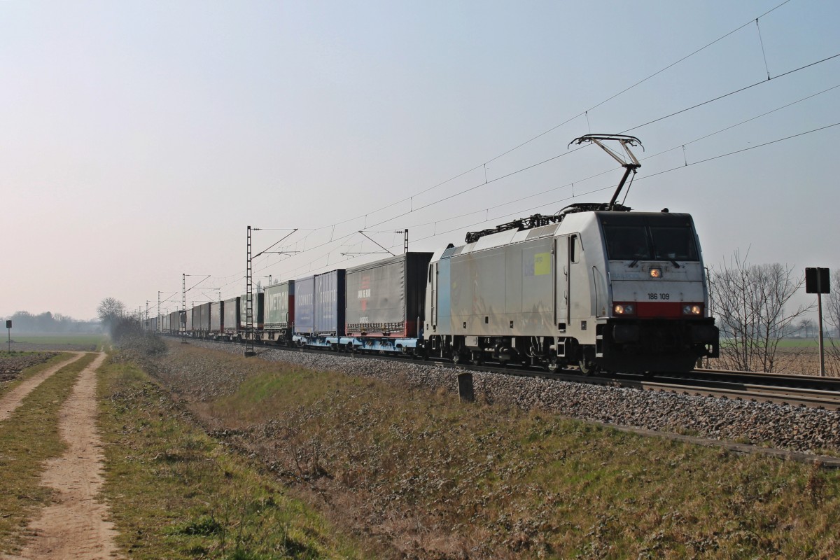 Auf dem Weg nach Holland war am 08.03.2014 die 186 109 (Railpool/BLS Cargo) mit einem KLV, als sie am Müllheimer Ortsteil Hügelheim vorbei fuhr.