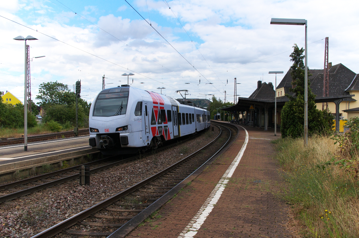 Auf dem Weg nach Koblenz verlässt SÜWEX 429 116 gerade den Hbf. von Saarlouis. Bahnstrecke 3230 Saarbrücken - Karthaus am 27.07.2015