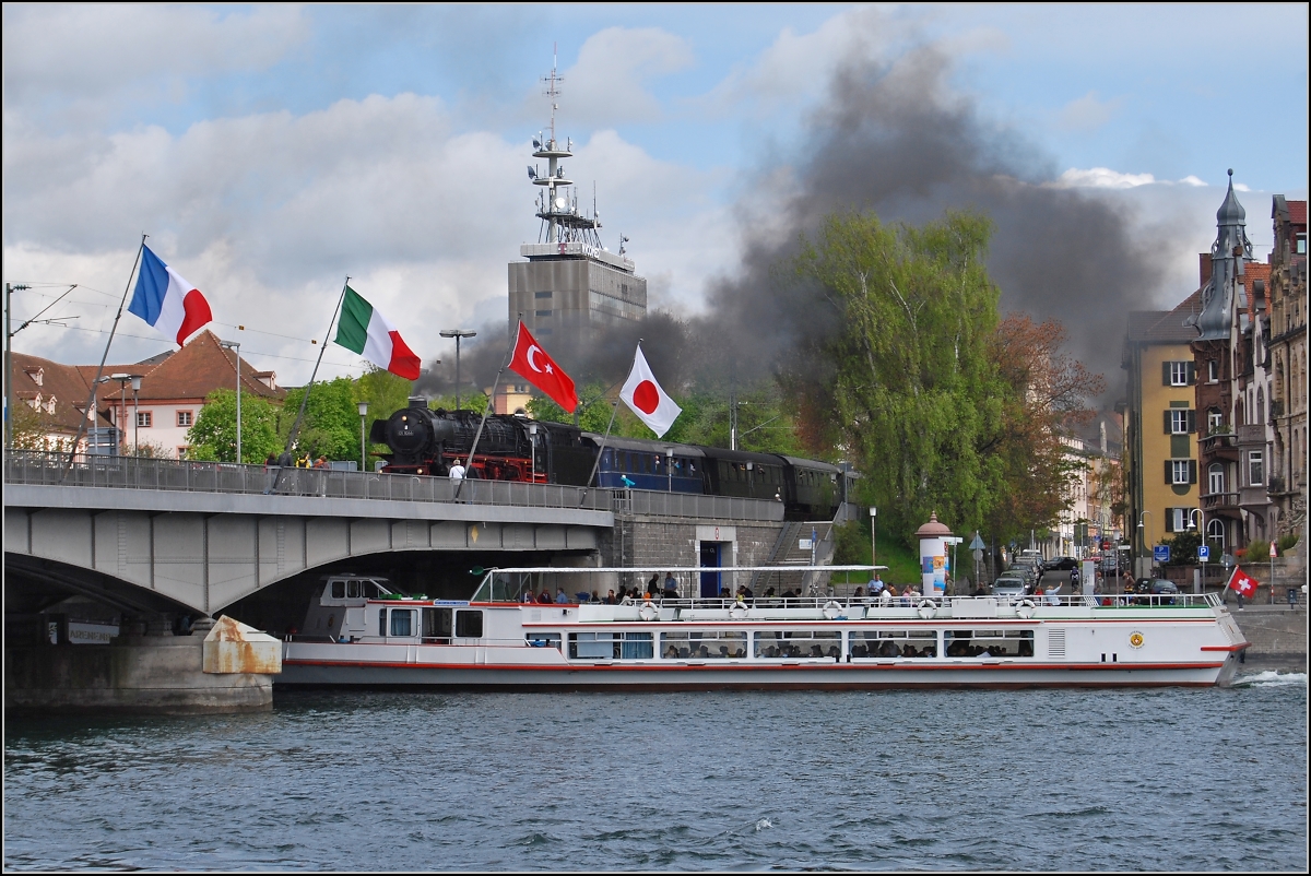 Auf dem Weg zur Arbon Classics.

01 1066 der Ulmer Eisenbahnfreunde überquert den Rhein in Konstanz. Die Arenenberg schafft es, genau im gleichen Moment die Rheinbrücke zu passieren. Mai 2008.