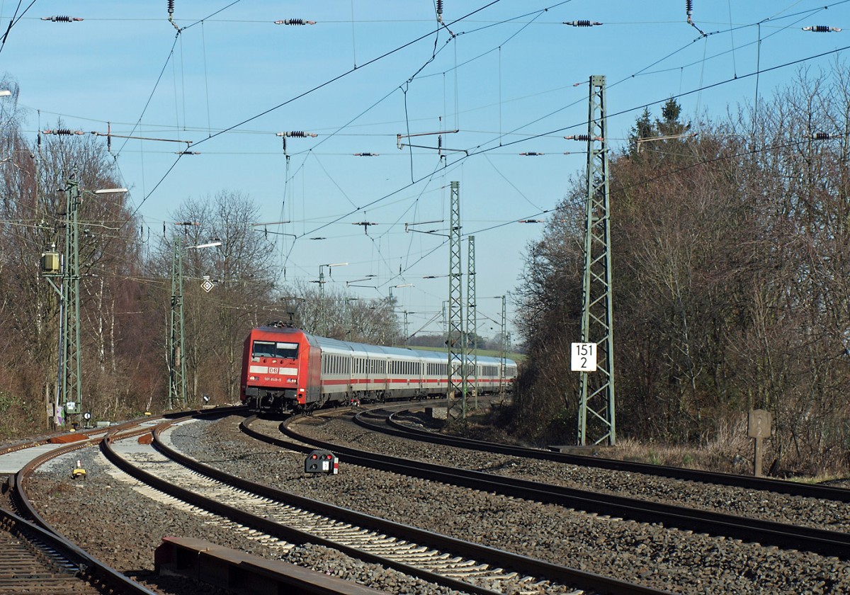 Auf dem weiten Weg von Stralsund nach Konstanz fährt am 24.02.2014 die 101 068 vor dem IC2279 durch den Einfahrtbereich des Bahnhofs Butzbach, natürlich wird er dort
nicht halten. Übrigens ist der Zug auf die Minute pünktlich....