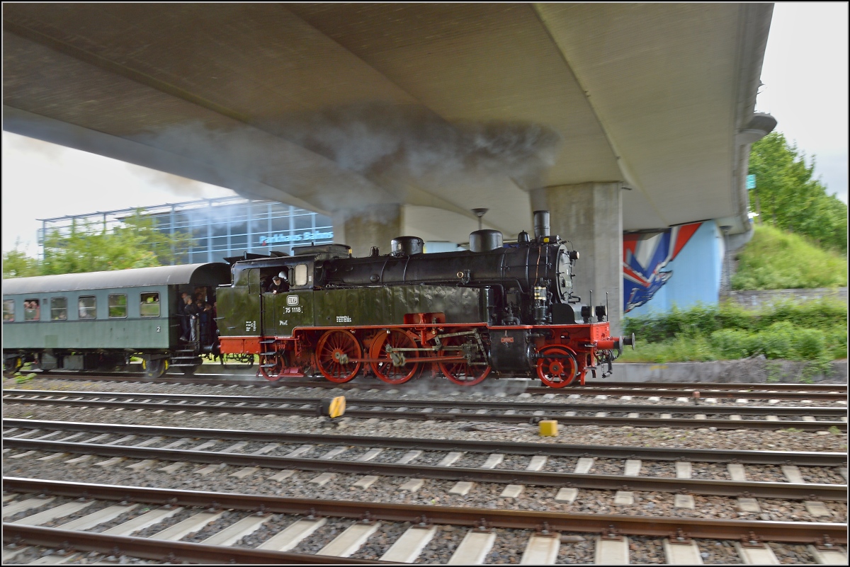 Auf dr schwäbische Eisebahne - oder - 10 Jahre Bodo. 

75 1118 verlässt mit ihrem Sonderzug Ravensburg. Mai 2014.