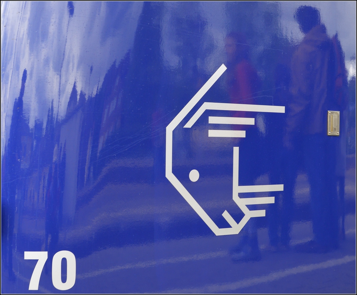Auf dr schwäbische Eisebahne - oder - 10 Jahre Bodo. 

Der Geißbock ist allgegenwärtig, hier Symbol auf dem neuen Regiosprinter der Bodensee-Oberschwabenbahn. Mai 2014. 