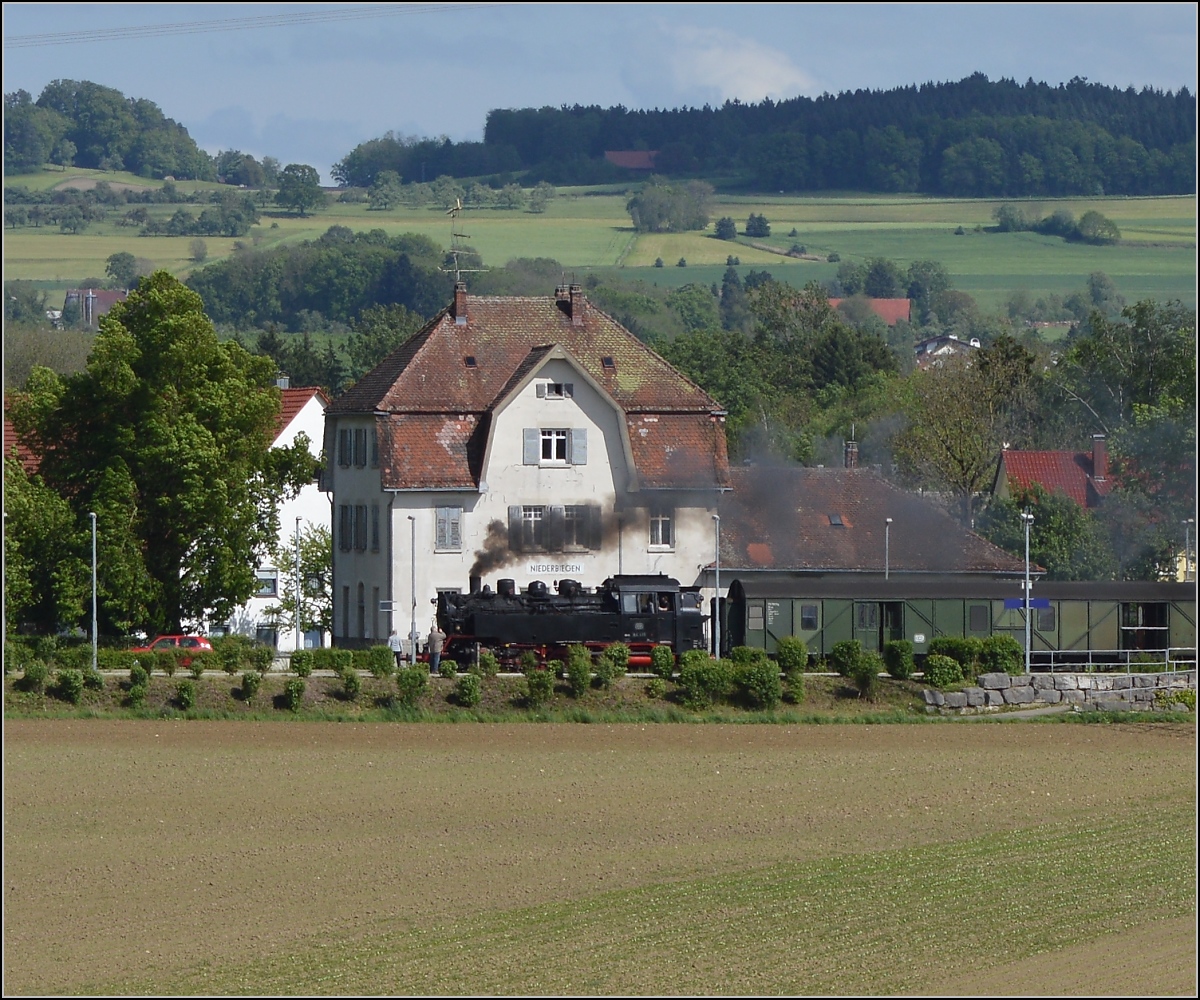 Auf dr schwäbische Eisebahne - oder - 10 Jahre Bodo. 

64 419 erreicht mit ihrem Sonderzug Niedebiegen. Das schmucke Bahnhofsgebäude von Niederbiegen bietet einen schönen Kontrast und doch zugleich das passende Ambiente zur Damplok. Mai 2014. 