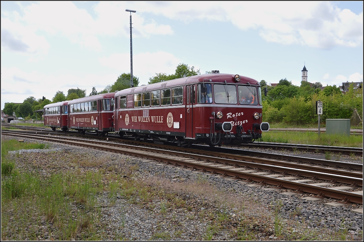 Auf dr schwäbische Eisebahne - oder - 10 Jahre Bodo. 

VT 98 bei der Einfahrt nach Aulendorf. Der rote Flitzer bediente an diesem Tag die sonntägliche Verbindung nach Bad Wurzach. Mai 2014. 