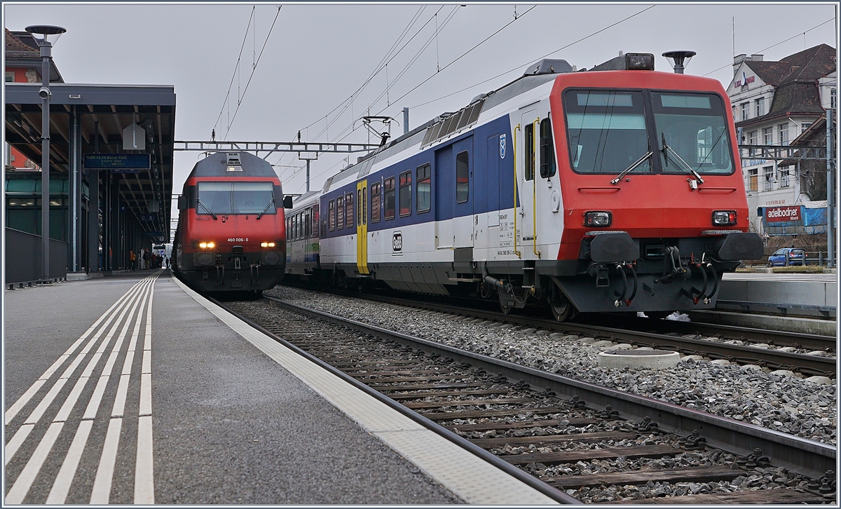 Auf den ersten Blick ein banales Bild: Ein Schnellzug und ein Regionalzug in Arth Goldau.
Doch ein zweiter, genauerer Blick lohnt sich: links wartet die Re 460 006-0 mit dem IR 2324 Erstfeld - Basel auf den Anschluss aus dem Süden und rechts macht der VAE 2579 einen kurzen Halt, ein VAE bei welchem sich ein SOB Triebwagen und der OeBB RABe 207 (UIC 94 85 7560 000-2 ch.oebb) die Traktion teilen. 
Übrigens, auch die SBB Re 460 006-0 kann mit einer Besonderheit aufwarten: auf der Seite der Lok steht aufgemalt und dann übermalt, dass die Lok seit 1992 5'000'000 Kilometer zurückgelegt hat. 
24. Feb. 2018