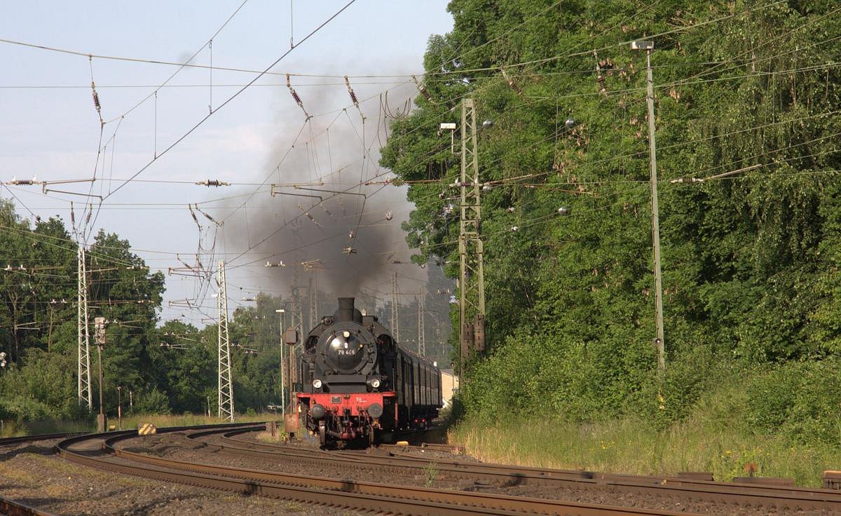 Auf etwas ungewohnte Art durchfuhr 78468 am 16.06.2014 den Bahnhof Hasbergen. Auf dem Weg zurück nach Lengerich wurde sie mit ihrem Zug über Gleis 4 geleitet, so dass sie in der Bahnhofsausfahrt erst einmal links der Hauptgleise ankam.