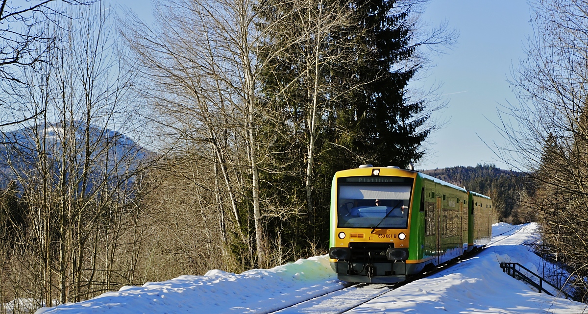 Auf der Fahrt von Bayerisch Eisenstein nach Plattling treffen 650 661 und eine weiterer 650 am 15.02.2019 in Ludwigsthal ein, links ist der Große Arber zu erkennen
