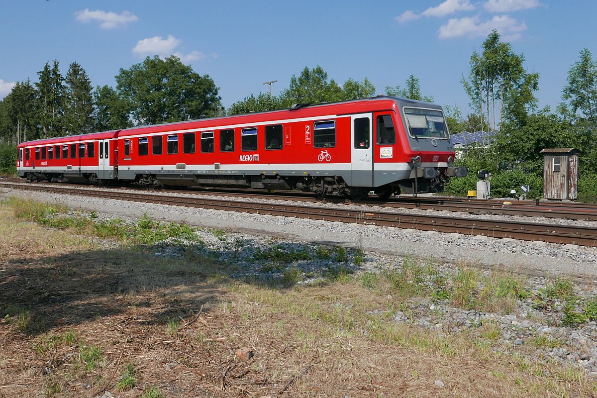 Auf der Fahrt von Biberach Süd nach Ulm passiert 629 001/628 901 als RB 22662 die Weiche eines Gleisanschlusses zu einem Betriebsgelände, auf dem eine Diesellok von Deutz eingesetzt wird (24.07.2018).