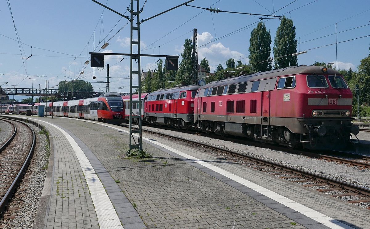 Auf der Fahrt von Lindau nach Bludenz fhrt REX 5571 an den Wagen des IC 118  BODENSEE , Innsbruck - Mnster (Westf), vorbei, die kurz zuvor von 218 434-9 und 218 491-9 bernommen wurden und nach Ulm/Stuttgart gezogen werden. Aufnahme entstand am 08.07.2017 in Lindau.