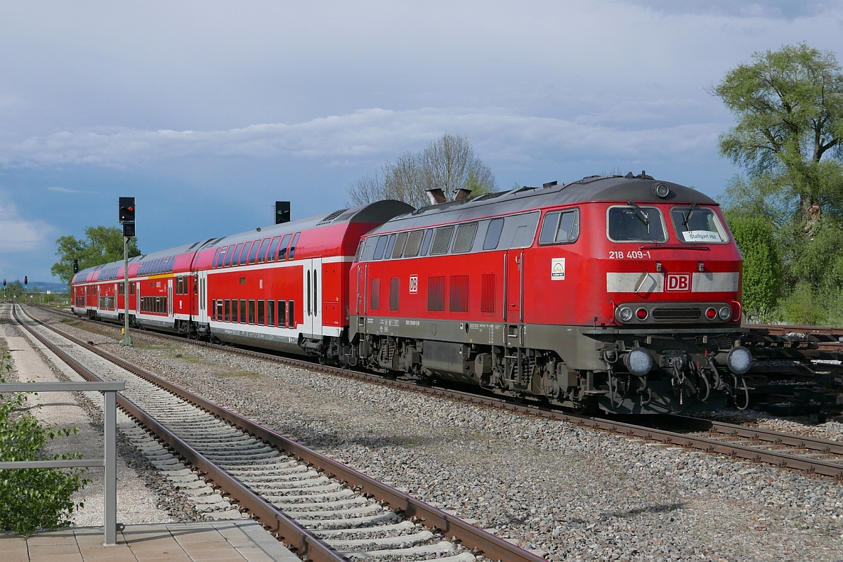 Auf der Fahrt von Lindau nach Stuttgart verlässt 218 409-1 mit den Wagen des IRE 4228 am 12.05.2017 den Bahnhof von Laupheim West.