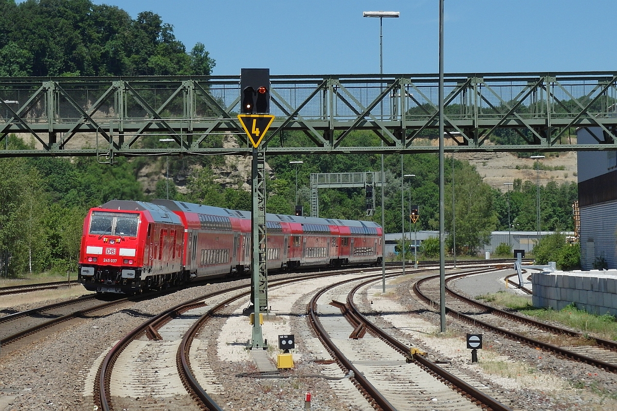 Auf der Fahrt von Lindau nach Ulm [Stuttgart] schiebt 245 037 die Wagen des IRE 4218 am 13.06.2017 aus dem Bahnhof von Biberach (Riß). Standort war das Ende des zwischen den Gleisen 2 und 3 liegenden Bahnsteigs.