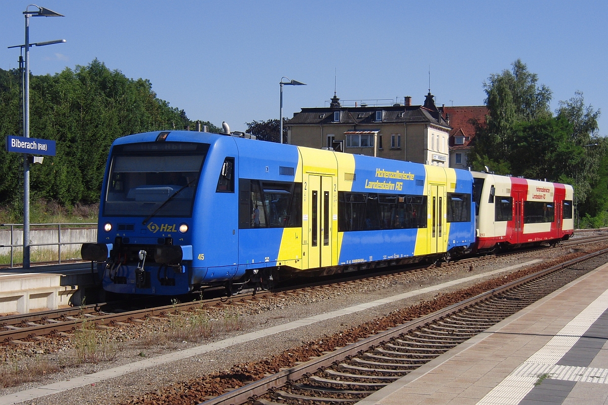 Auf der Fahrt von Sigmaringen nach Ulm fahren am 16.08.2013 die HzL-Triebwagen Nr. 45 und 213 als RB 22618 in den Bahnhof von Biberach (Riß) ein.