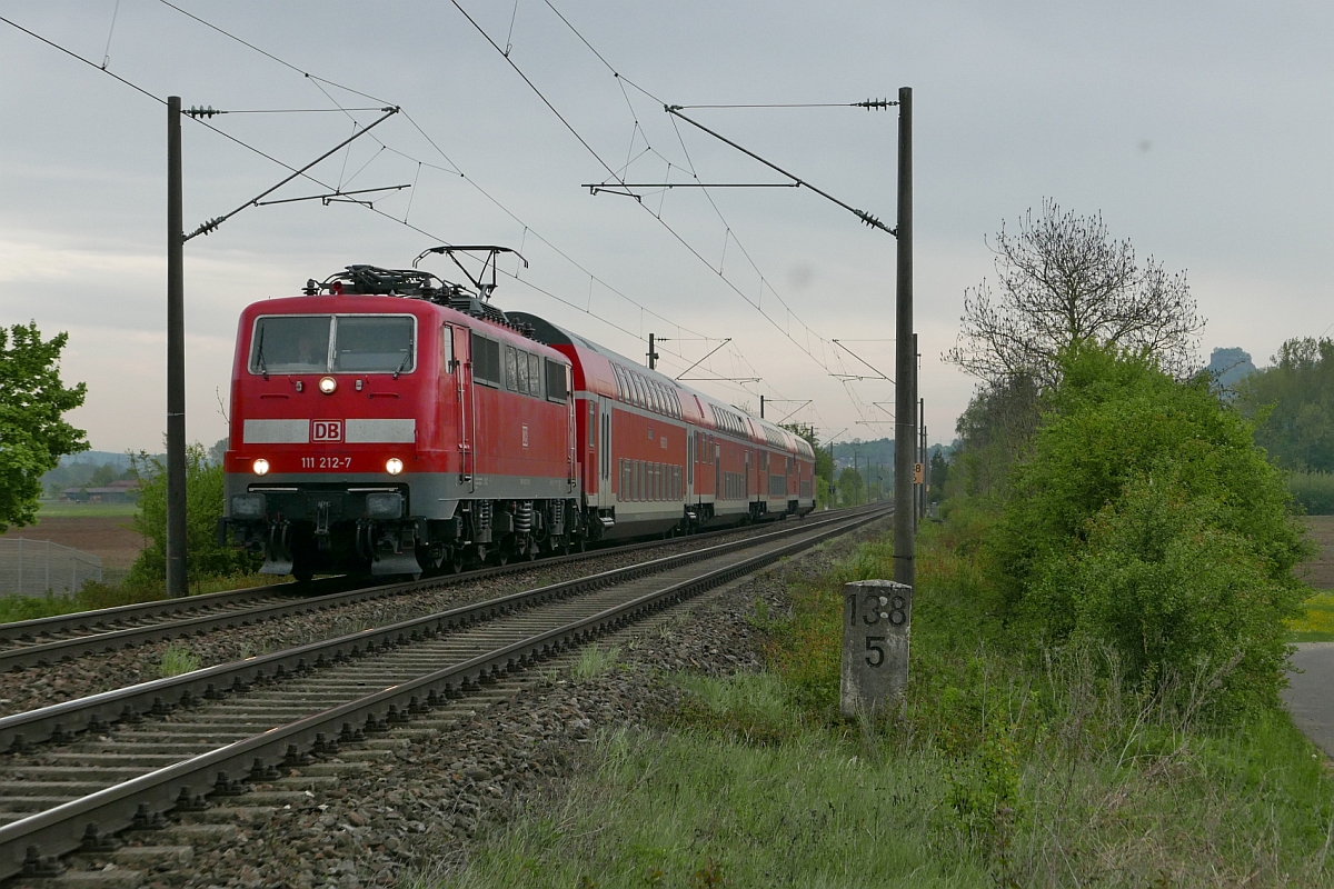 Auf der Fahrt von Singen nach Stuttgart wurde 111 212-7 mit dem RE 19036 am 06.05.2017 bei Welschingen fotografiert.