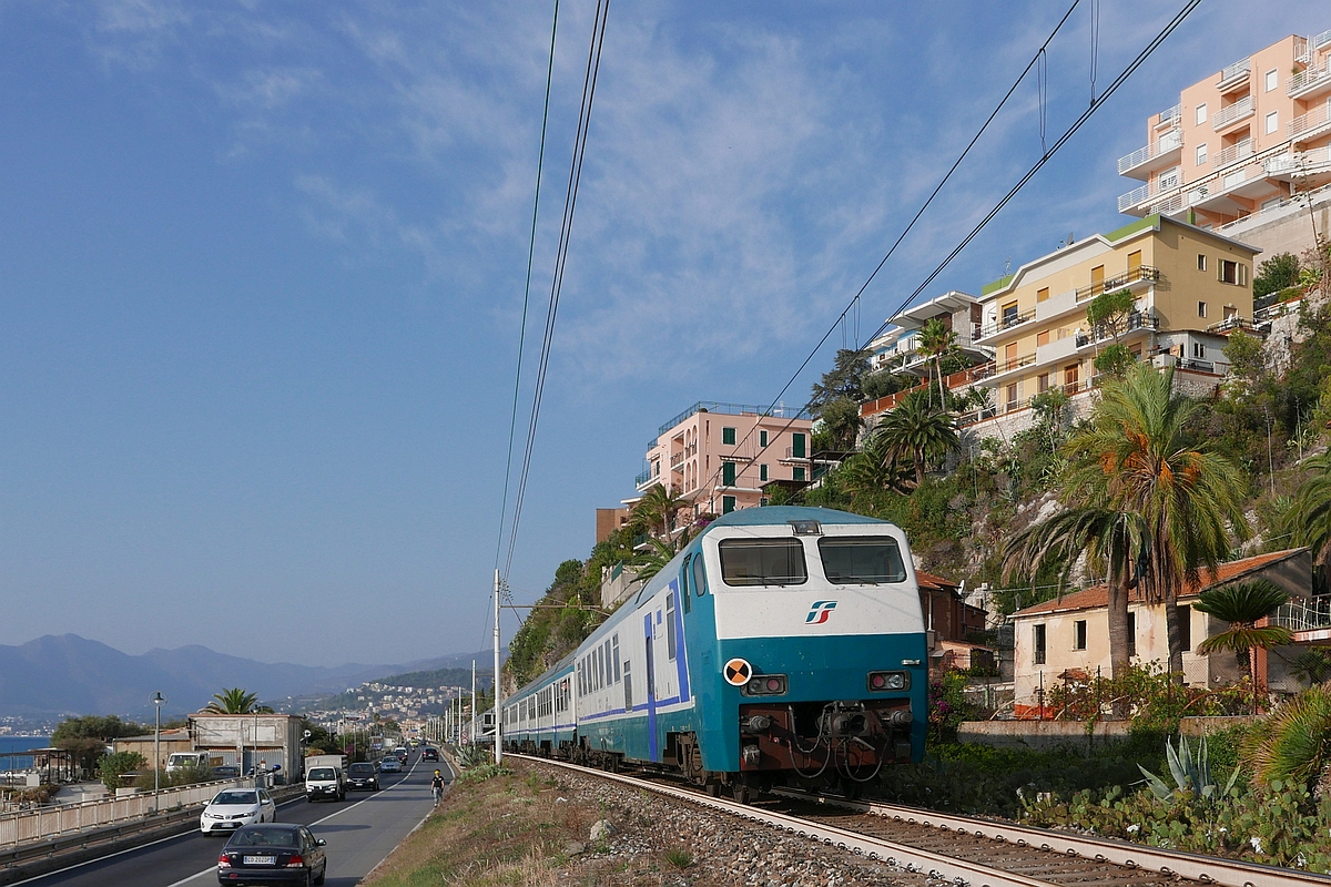 Auf der Fahrt von Torino Porta Nuova nach Ventimiglia passiert Regionalzug RV 10102 am 31.10.2017 Borgio Verezzi.