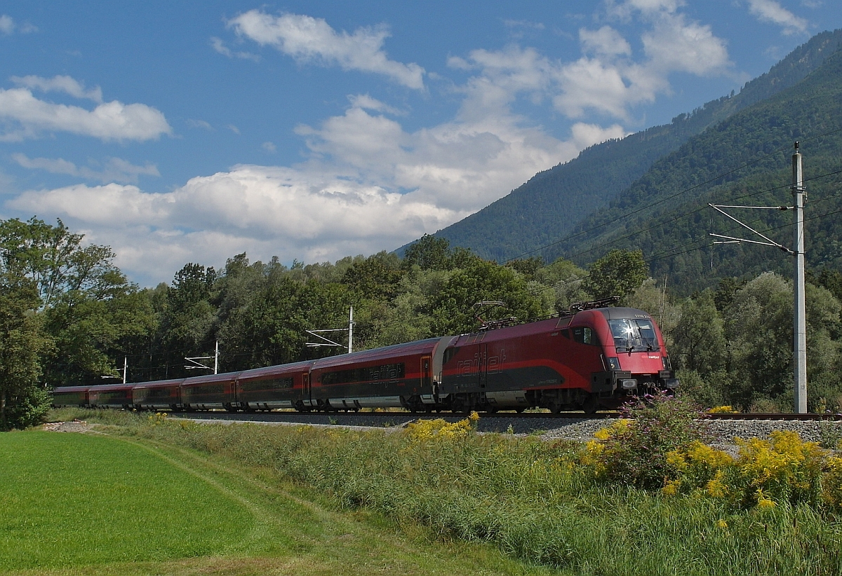 Auf der Fahrt von Wien nach Zürich zieht 1116 210 am 24.08.2015 den RJ 160 bei Nendeln (FL) das Rheintal hinunter zum nächsten Halt, Buchs (SG).