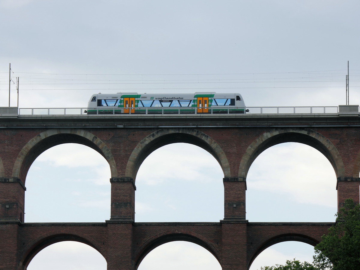 Auf der Fahrt von Zwickau nach Plauen (Vogt)  überfährt eine unbekannte BR 650 der Vogtlandbahn zwischen Bahnhof Netzschkau und Bahnhof Reichenbach (Vogtl) ob Bf hier die Göltzschtalbrücke.