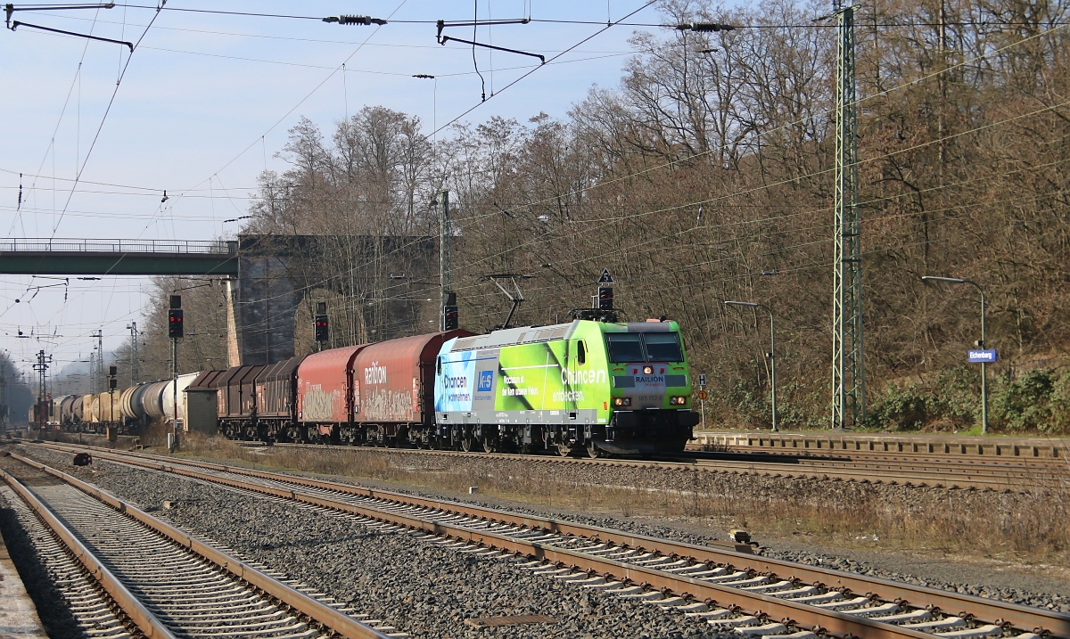 Auf Falschfahrt, naja zumindest ungewöhnlich, dass in Eichenberg ein Zug auf Gleis 3 in Richtung Norden fährt. In diesem Fall war es 185 152-6 mit einem gemischtem Güterzug. Aufgenommen am 08.03.2014.