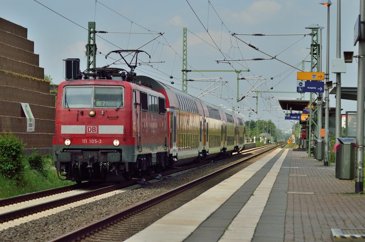 Auf Gleis 2 donnert die 111 105-3 mit einem RE7 Zug nach Münster durch Allerheiligen.
Gleis 1 war heute am 18.Mai 2014 mal wieder wegen Bauarbeiten in Norf gesperrt.