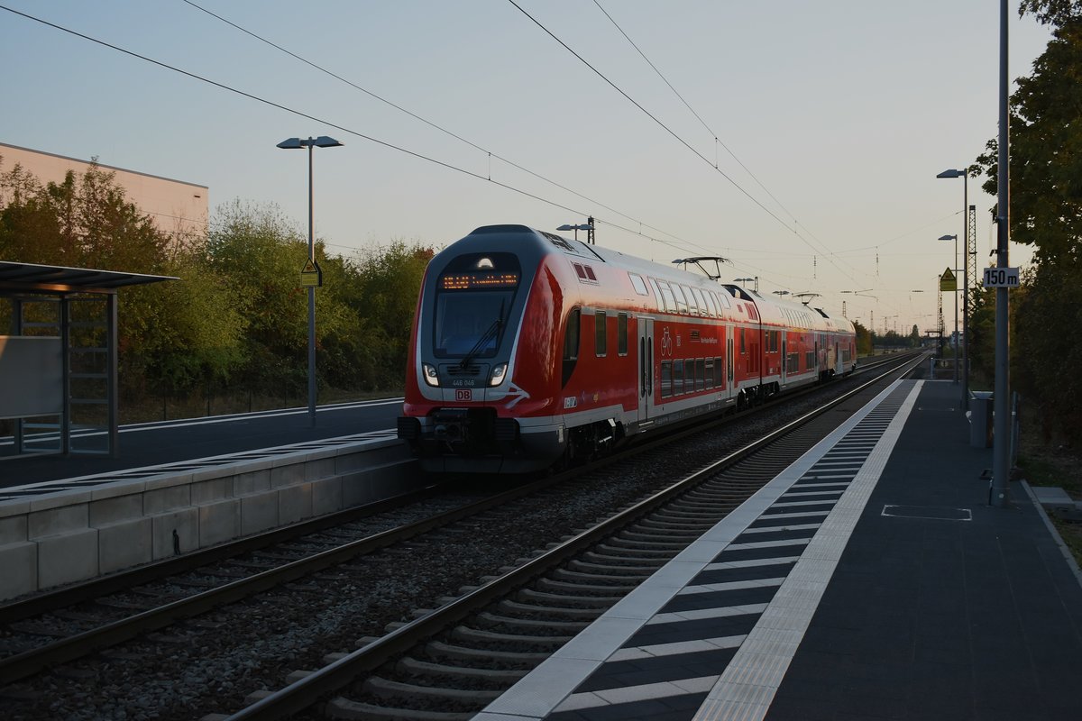 Auf Gleis 2 durcheilt der 446 046 als RE60 nach Frankfurt am Main Hbf den Bahnhof Heddesheim/Hirschberg am Sonntagabend den 30.9.2018