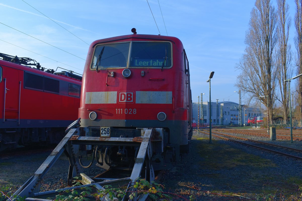 Auf Gleis 258 steht die 111 028 in der Abstellung in Düsseldorf. 17.12.2016