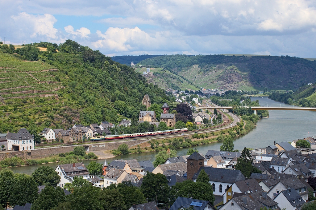 Auf große Fahrt ging am 15.6.2014 die 111 001 mit 5 TEE-Wagen. Zu sehen ist die Leistung Koblenz-Cochem kurz vor dem Schloss Gondorf